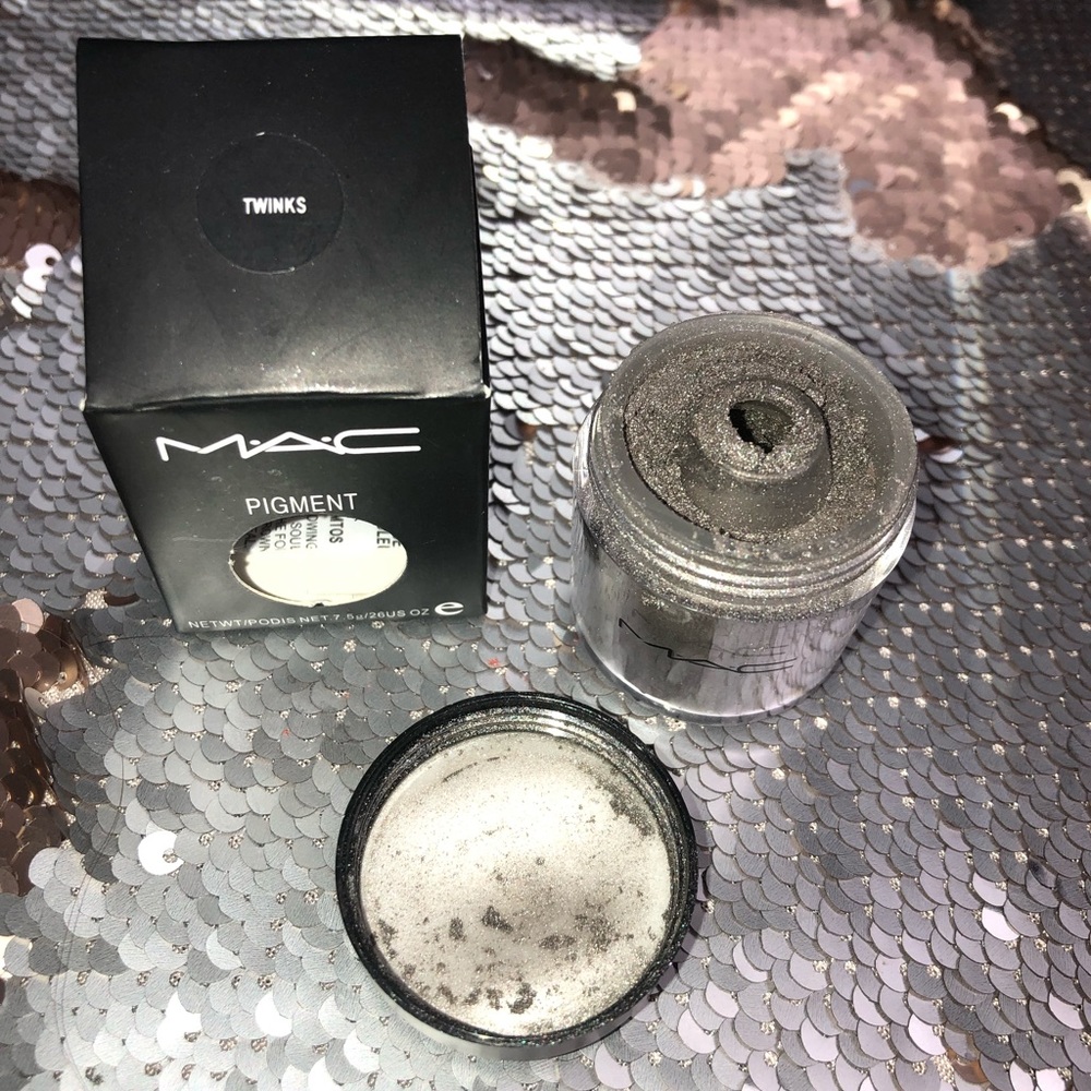 M.A.C. Eye pigment products